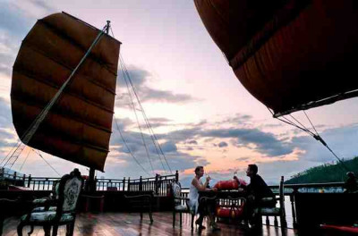 Sunset Cocktail and Dinner by Emperor Cruises