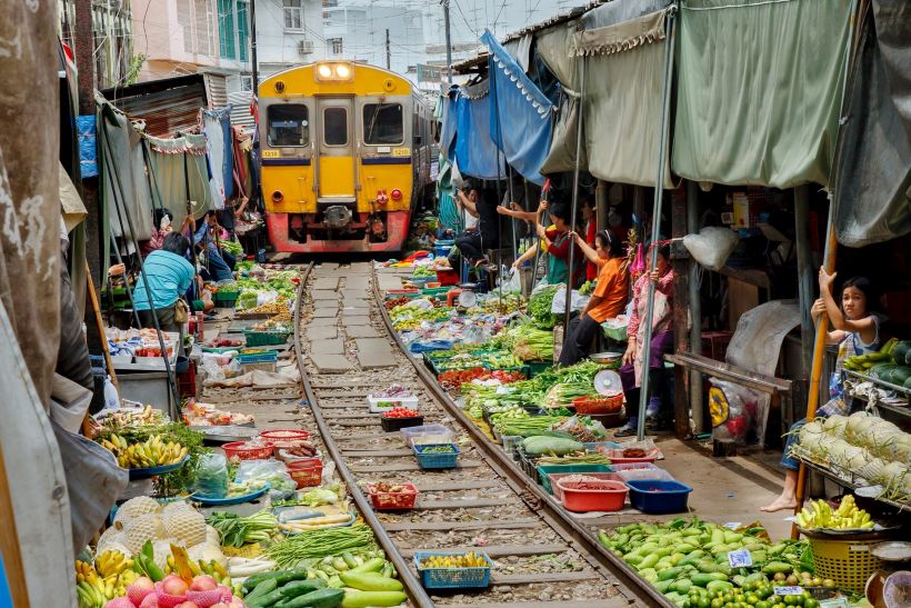 Meaklong Railway Market